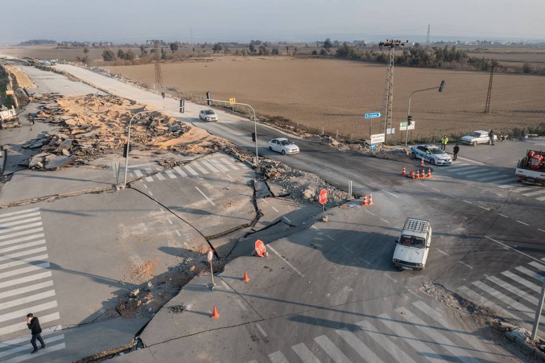 Kırılan fay hattı görüntülendi! Filmden kareler değil gerçek: Yollar yarıldı, devasa çatlaklar oluştu! 32